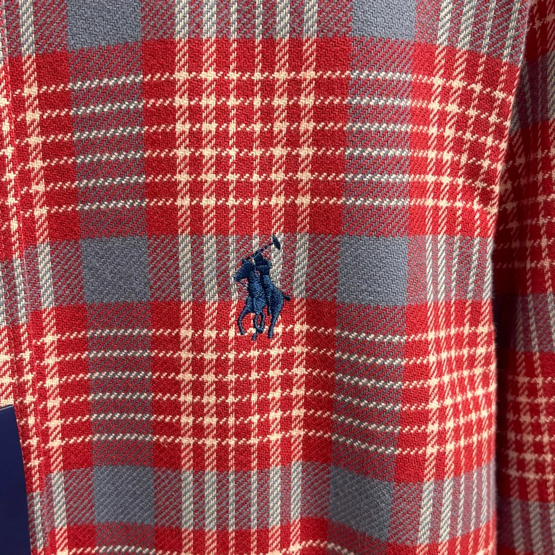 P280 Ralph Lauren/Ralph Lauren brushed pure cotton plaid shirt is made of 100% pure cotton material. The cotton fiber is naturally mild and non-irritating to the skin. It is suitable for people of all skin types. It is then treated with a sanding process. The fluff can effectively lock the air and form a heat insulation layer to enhance the thermal insulation performance of the fabric. It is endowed with reactive printing and dyeing through high-density weaving. The color is bright and the sanding process makes the surface of the fabric more wear-resistant and less prone to fading and pilling. Loose fit and three-dimensional upper body with smooth and natural lines. From the shoulder line to the waist line to the hem, the line transition is smooth without unnecessary folds or accumulation. The whole body is neat and stretched. The chest is embellished with the iconic pony embroidery. It is simple but highly recognizable. The color transition of the embroidery thread is natural. The stitches are even and consistent in size. The stitches can also be connected naturally. The lines are smooth and not stiff. Size: S M L XL